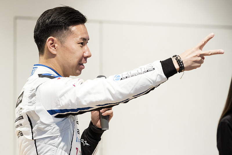 最後にサイン入りヘルメットをかけたじゃんけん大会を実施。「じゃんけん強いですよ」と可夢偉選手が言うとおり、なかなか参加者が勝つことができなかった