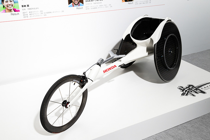 フルカーボンモノコックフレームのマシンは重量わずか8.5kg。そして値段は驚愕の350万円！