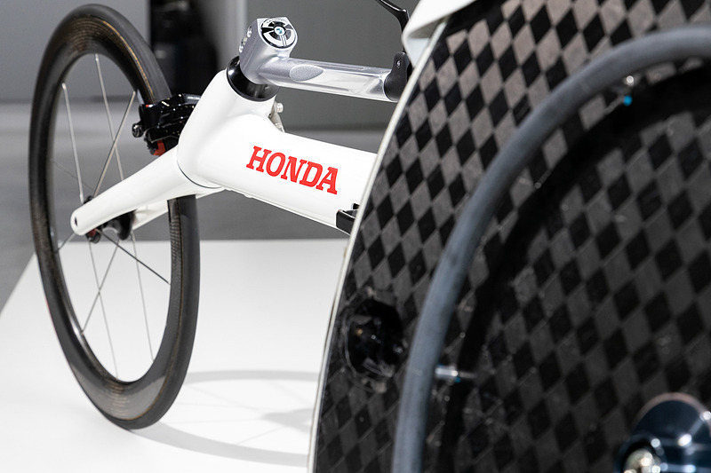 F1やホンダジェットで培ったカーボン技術がふんだんに注がれたボディラインは、美しさと速さを兼ね備える。カーボン製シートは3D測定を駆使し、使用選手の体にピッタリとフィットするようにつくられる