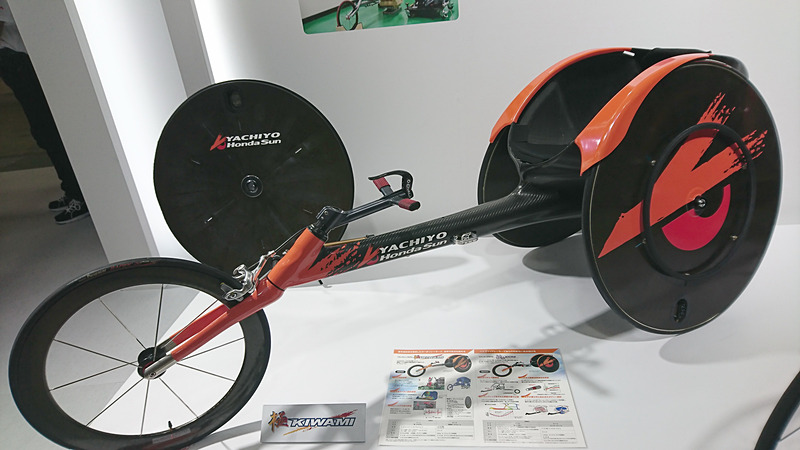 八千代工業が製造していた車いすレーサー「極」。こちらもフレームにはカーボンがふんだんに使われ、価格は250万円！　だった