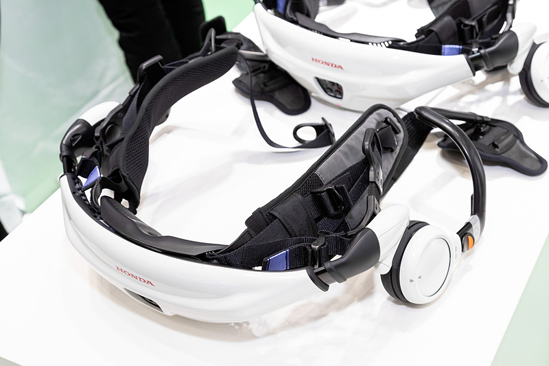 腰部に付いている2個のモーターが太ももの動きをサポートする「Honda 歩行アシスト」