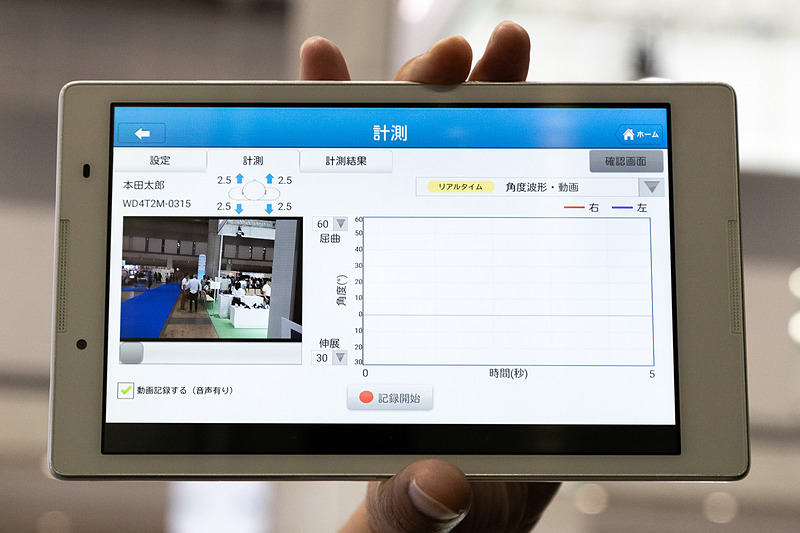 タブレットで撮影したリハビリ時の動画を見ながら、リアルタイムで足の動きを数値化し、チェックすることもできる。