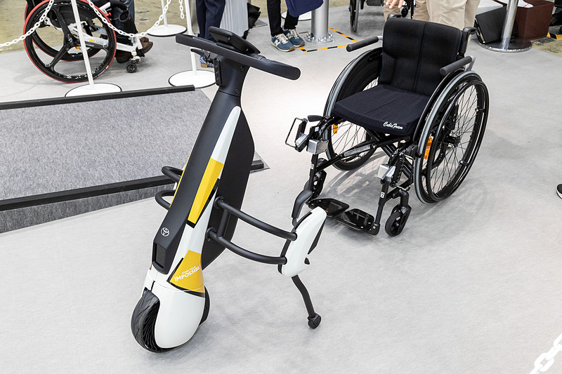 手動式車いすの前に取り付けることで、小型コミュニティEVに！