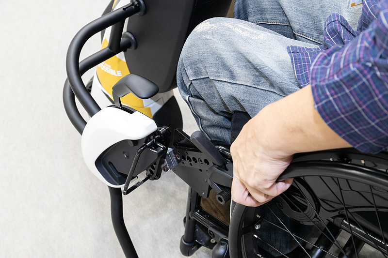 連結マウントの位置を合わせたら、車いすをグッと前に押し込むと車いすの前輪が浮いてロックがかかる