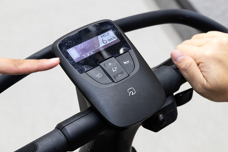 歩行領域での移動が前提のため、最高速は6km/h。走行速度切り替えスイッチの他に、ライトとホーンボタンも装備