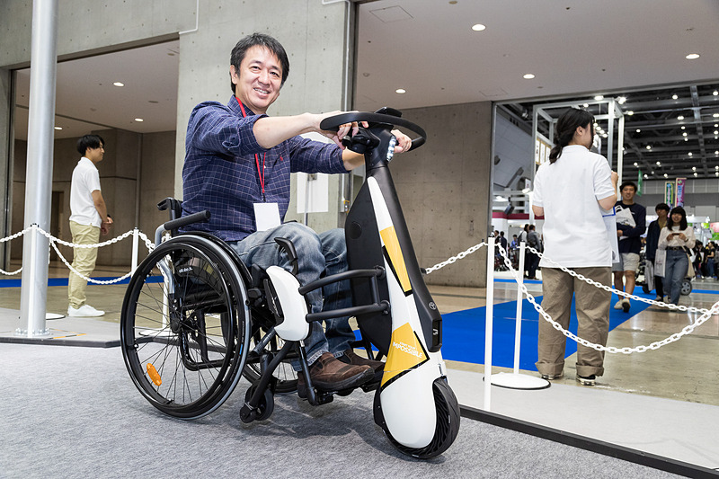 少し走ってみた感じ、かなり小まわりが効くので慣れればスーパーやコンビニ内なら問題なく使えそうな感じ。もちろん人が多い場所では、まわりに充分な配慮が必要ですヨ