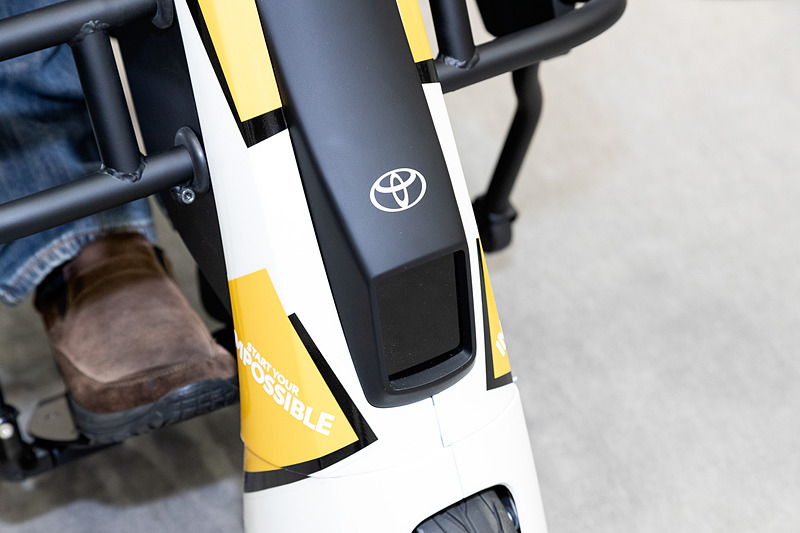 前面には衝突防止用のセンサーがあり、衝突しそうになるとアラート音による警告を出す