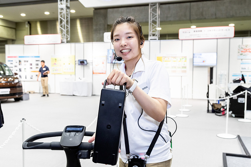 バッテリーは電動アシスト自転車に使われるものと、ほぼ同じサイズの取り外しが可能なものがステアリング下に装着される