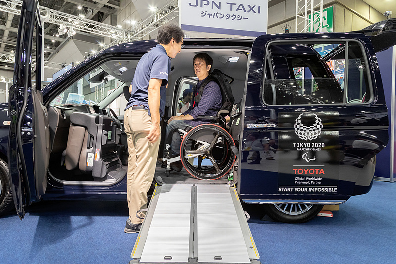 車いすに乗ったままでジャパンタクシーを利用するには、乗降スロープを設置する左側にかなりのスペースが必要になる。そういうことを車いす利用者側が事前に知っておくと、よりスムーズに利用できるはず