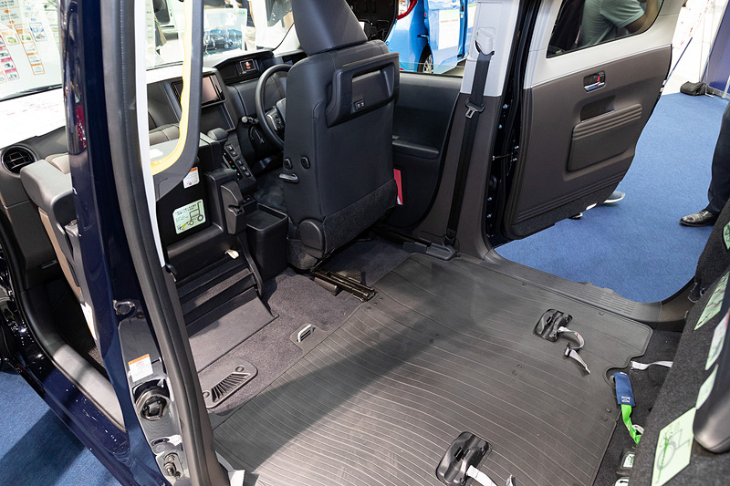 助手席も前に折りたためるので、車いす搭載レイアウト時のジャパンタクシーの車内はかなり広く感じる