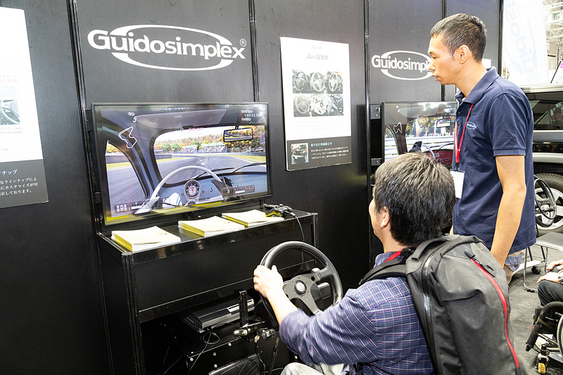 ほほう、「グランツーリスモSPORT」でドライビング体験ができちゃうんすね！　ていうか、こういうゲーム用のハンコン欲しいな～（笑）