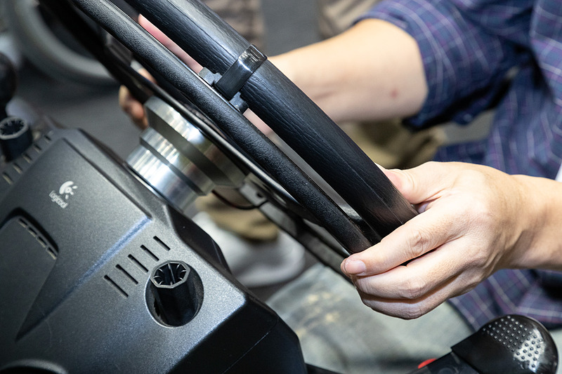 「916R Ghost」は両手でステアリングを保持したまま、アクセルとブレーキを操作可能