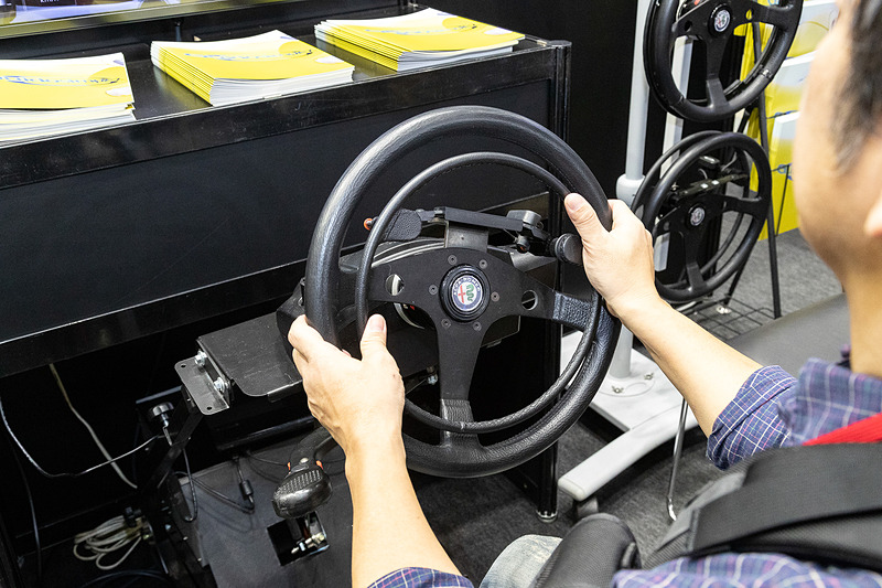 アクセルとブレーキが別々の入力系統なので、スポーツドライビング向きの印象をもつ「906GV 907」