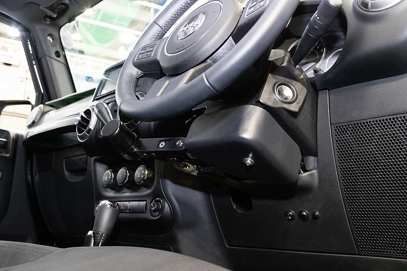 Guidosimplexはこのようにコラムパネルの下に取り付ける。従来の手動運転装置のようにフロアへの穴空け加工が不要というコトで、中古車としてのリセールバリューが期待できるメリットもある