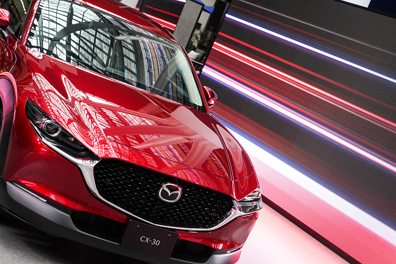 「ART OF LIGHT -reflection-」をテーマに「Tokyo Midtown DESIGN TOUCH 2019」に出展されたマツダブース。新型クロスオーバーSUV「CX-30」を使ったインスタレーション・アート