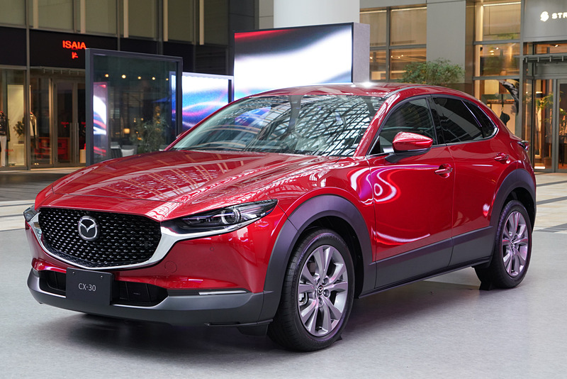 ボディカラーは特別塗装色「ソウルレッドクリスタルメタリック」。展示ではインテリアを見ることも可能