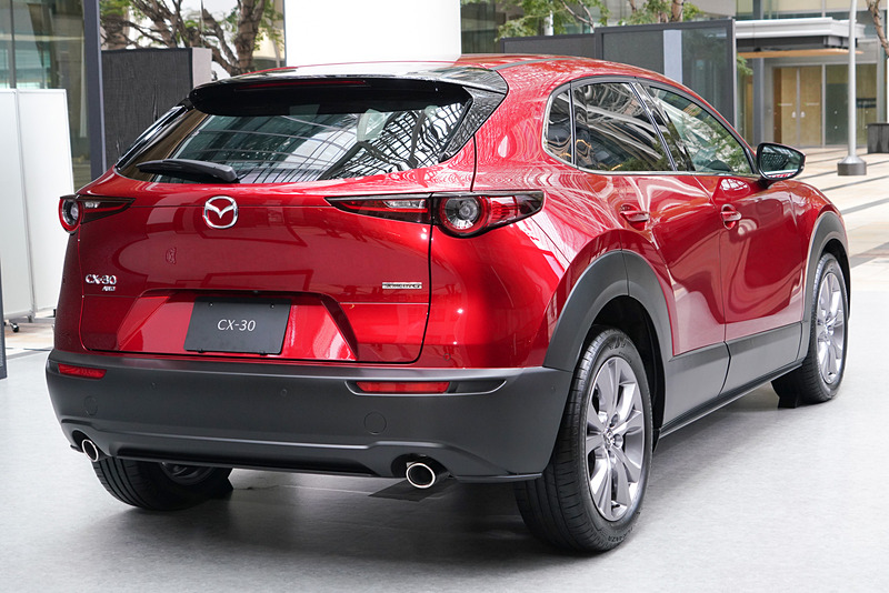 ボディカラーは特別塗装色「ソウルレッドクリスタルメタリック」。展示ではインテリアを見ることも可能