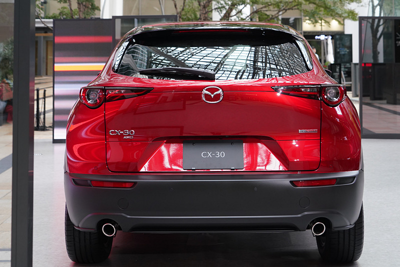 ボディカラーは特別塗装色「ソウルレッドクリスタルメタリック」。展示ではインテリアを見ることも可能