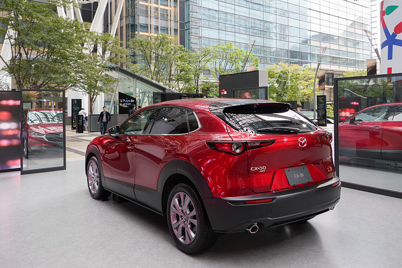 ボディカラーは特別塗装色「ソウルレッドクリスタルメタリック」。展示ではインテリアを見ることも可能