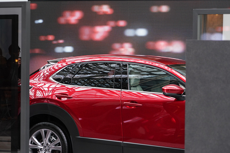 光が高速で流れていく