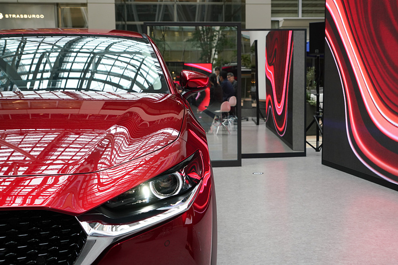 デジタルのカラーラインがボディに美しく映り込む