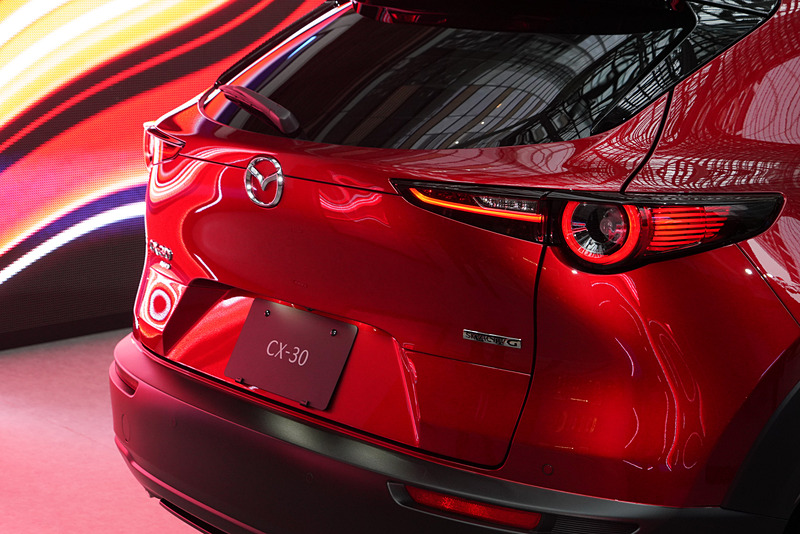 リアへの映り込みは全面に及ぶ