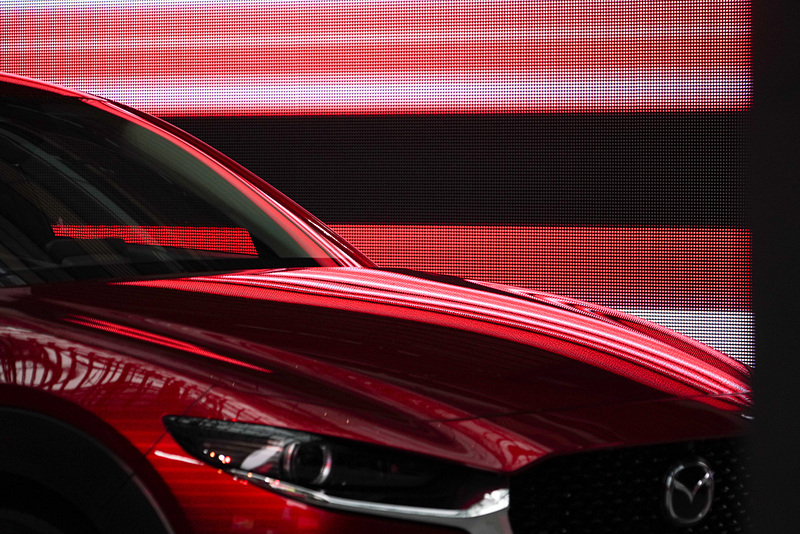 ボンネットの曲面にも反射する