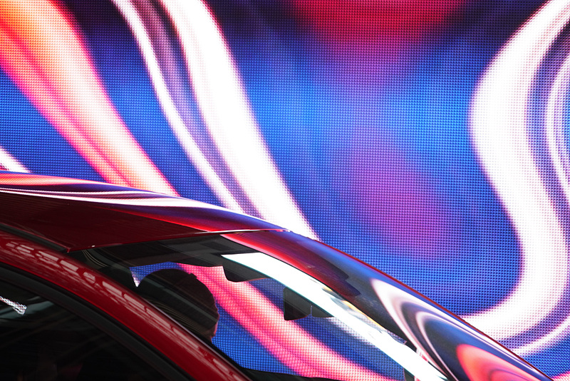 激しく動く派手なラインが曲面のボディを彩る