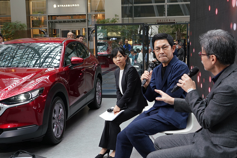 ブース内でCX-30を前にトークセッションが行なわれた