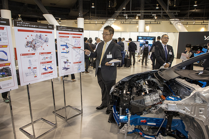 新型「ヤリス」の「プラットフォーム」について解説するワークショップ