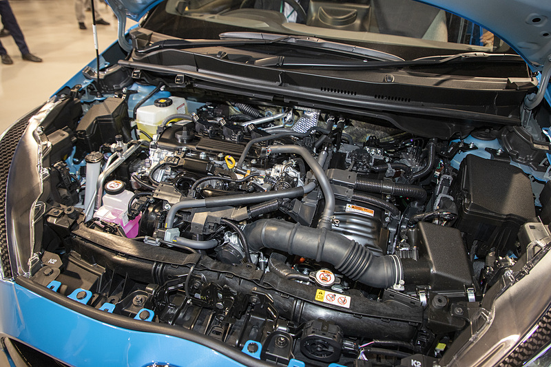 あまり大きく解説されてはいないが、ヤリスは左右の重量バランスの差を極限まで少なくする作り込みを実施。そのために一体だったハイブリッドシステムも分割した。なお、直列3気筒のコンパクトなエンジンになったことも左右バランスの追求に大きく貢献しているという