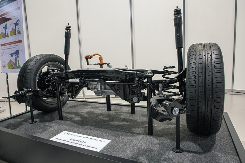 ヤリスのE-Fourモデル専用リアサスペンション。新開発の2リンク・ダブルウィッシュボーン式でリアタイヤを駆動させるモーターが組み込まれている