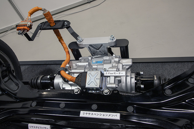 ヤリスのE-Fourモデル専用リアサスペンション。新開発の2リンク・ダブルウィッシュボーン式でリアタイヤを駆動させるモーターが組み込まれている