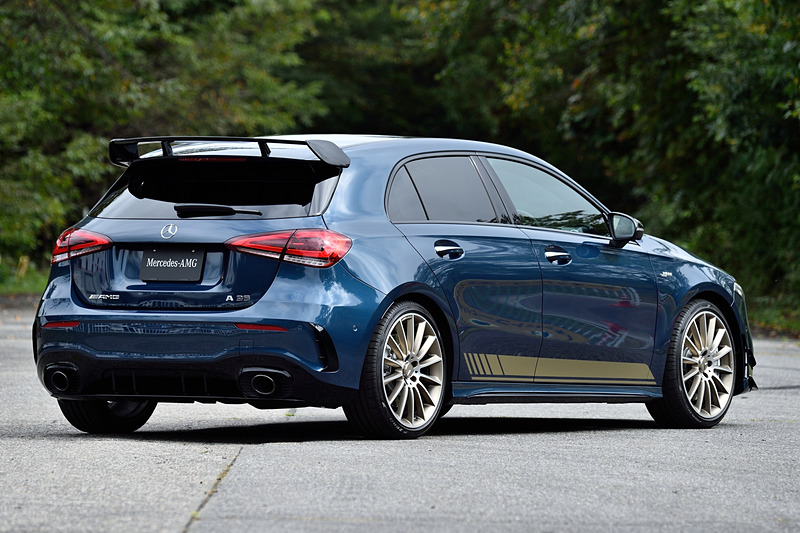 600台限定の「メルセデスAMG A 35 4MATIC Edition 1」（743万円）。ボディサイズは4436×1797×1405mm（全長×全幅×全高）、ホイールベースは2729mm（数値はすべて欧州参考値）。エディション 1ではないノーマルのメルセデスAMG A 35 4MATICの価格は628万円となる