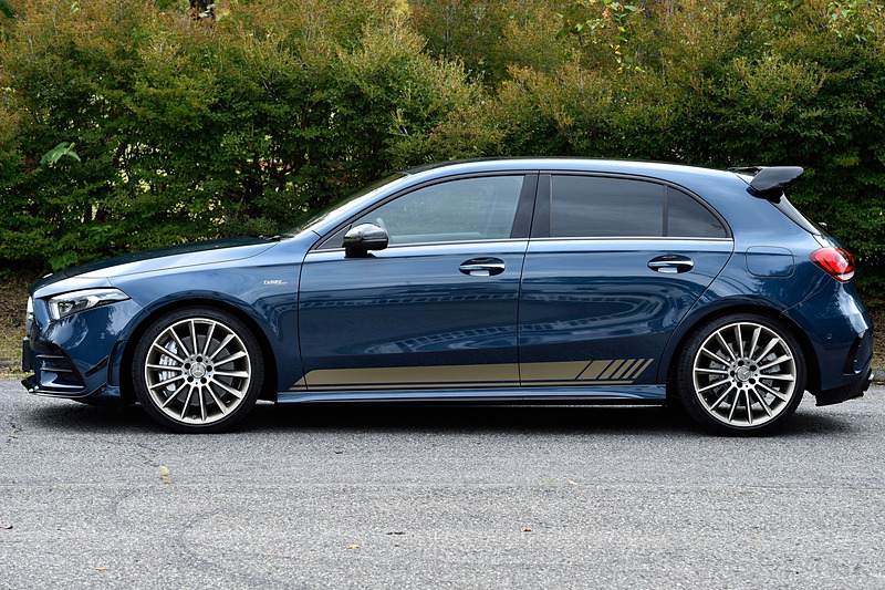 ボディカラーは「デニムブルー」のみの設定。マットテックゴールドの専用デカールが配される