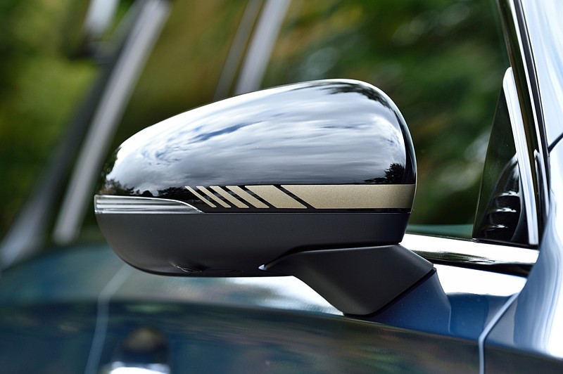 ボディカラーは「デニムブルー」のみの設定。マットテックゴールドの専用デカールが配される