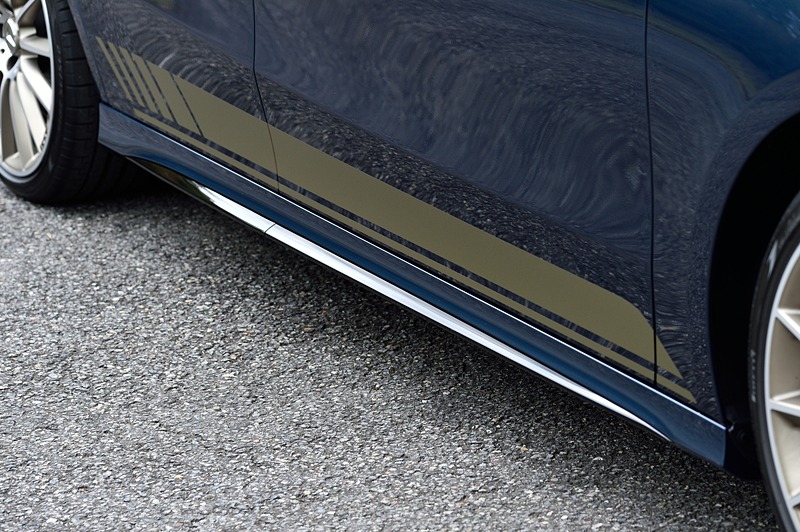 ボディカラーは「デニムブルー」のみの設定。マットテックゴールドの専用デカールが配される