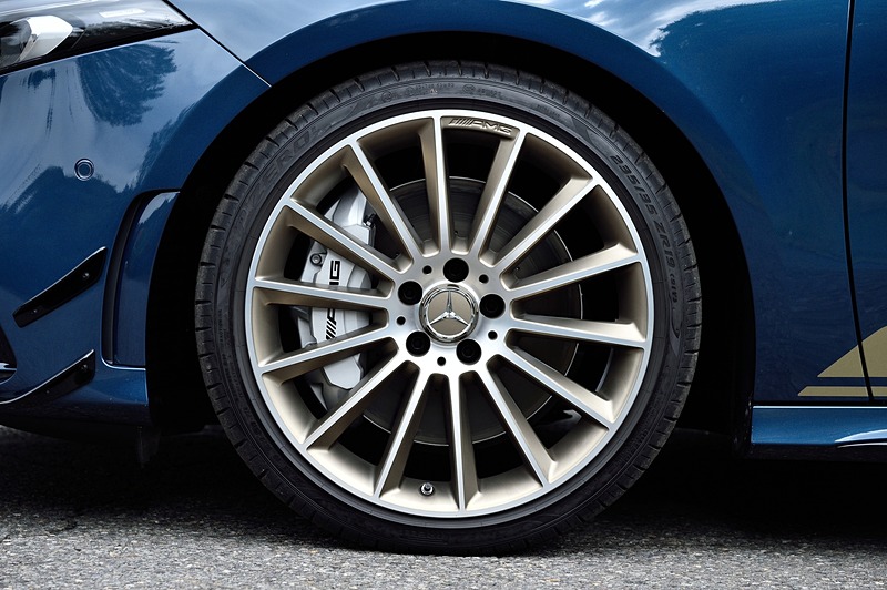 ハイシーン/マットテックゴールドの専用カラーを用いた19インチAMGマルチスポークアルミホイールと組み合わせるタイヤは、235/35ZR19サイズのピレリ「P ZERO」