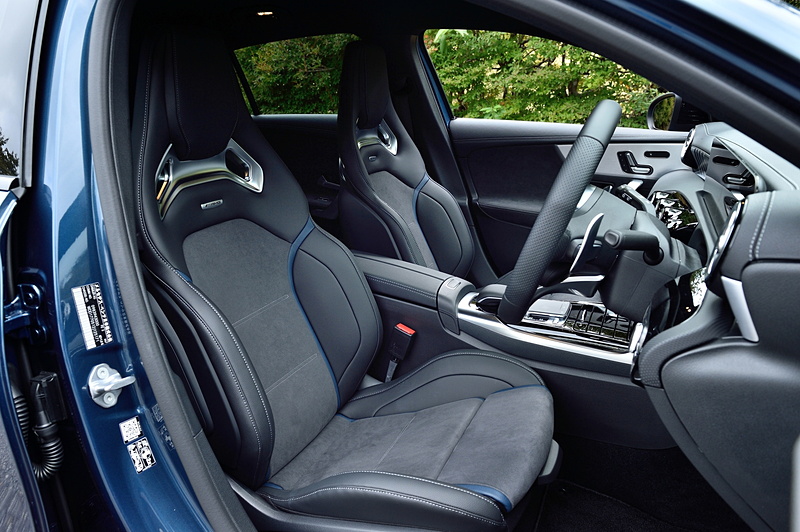 表皮にレザーDINAMICAを用いたマグマグレー/ブラックのツートーンAMGパフォーマンスシートを装着。ドアトリムにもシートと同じスエード調のファブリックが配される