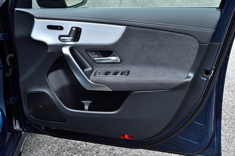 表皮にレザーDINAMICAを用いたマグマグレー/ブラックのツートーンAMGパフォーマンスシートを装着。ドアトリムにもシートと同じスエード調のファブリックが配される