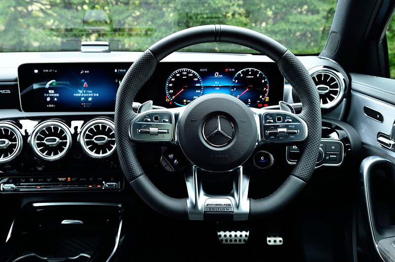 ナッパレザーのAMGパフォーマンスステアリングにはEDITIONのエンブレムが付く