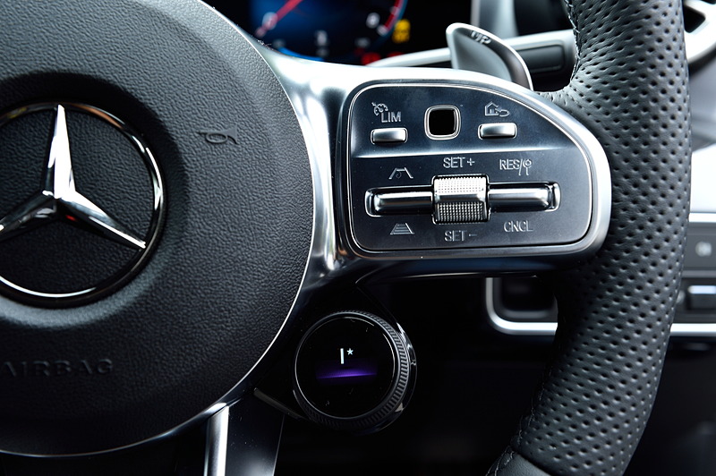 左右スポーク部のスイッチは標準モデルと共通