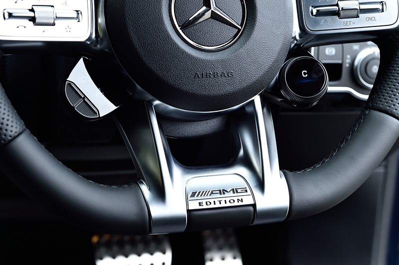 ナッパレザーのAMGパフォーマンスステアリングにはEDITIONのエンブレムが付く