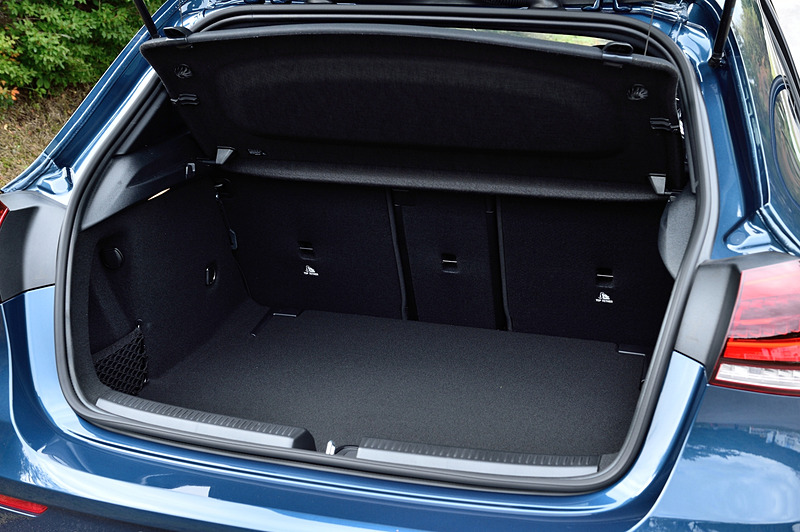 荷室容量はVDA方式で370Lを確保。4：2：4分割可倒方式のリアシートを倒すと1210Lまで拡大できる