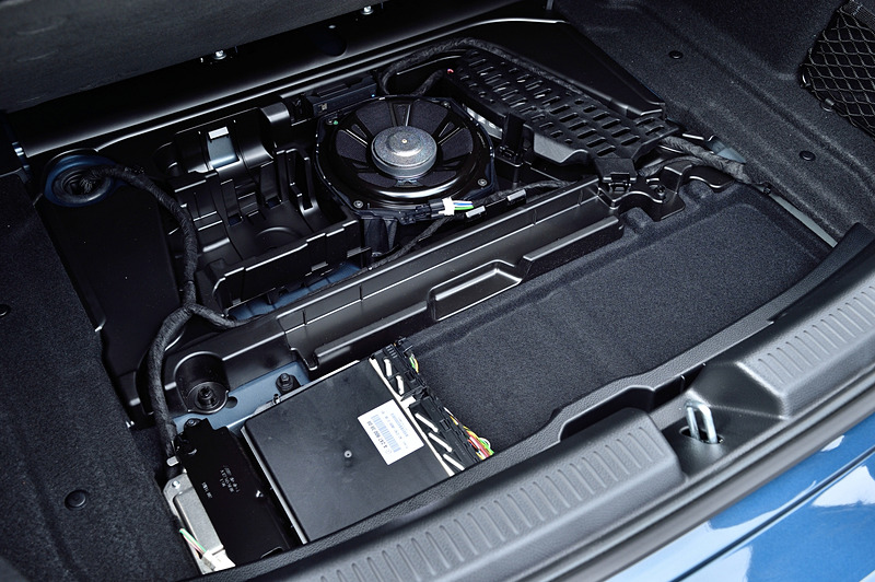 ラゲッジ下にはウーファーなどを搭載する