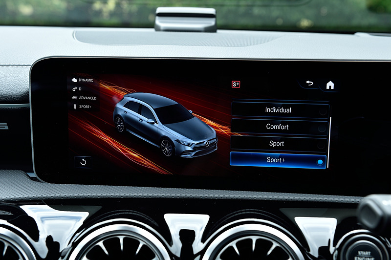 走行モードは「スリッパリー」「インディビジュアル」「コンフォート」「スポーツ」「スポーツ＋」の5種類を用意。インパネ中央のディスプレイのほか、ステアリング左側に付くスイッチでも変更できる
