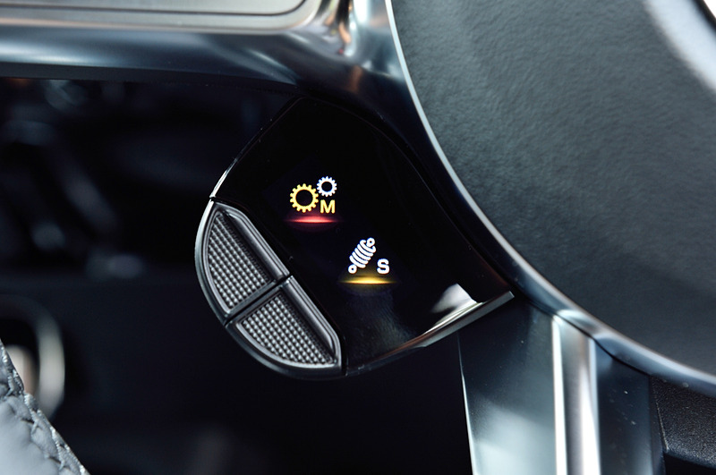 走行モードは「スリッパリー」「インディビジュアル」「コンフォート」「スポーツ」「スポーツ＋」の5種類を用意。インパネ中央のディスプレイのほか、ステアリング左側に付くスイッチでも変更できる