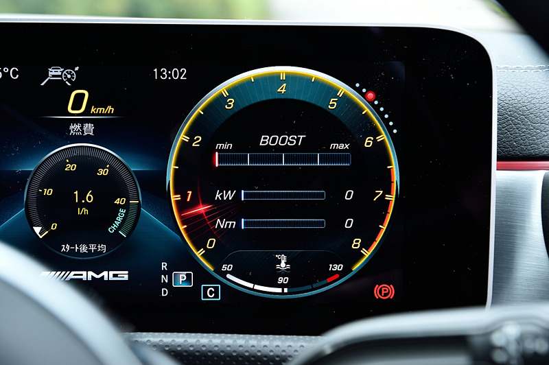 右側のメーター内にも車両情報を表示させられる