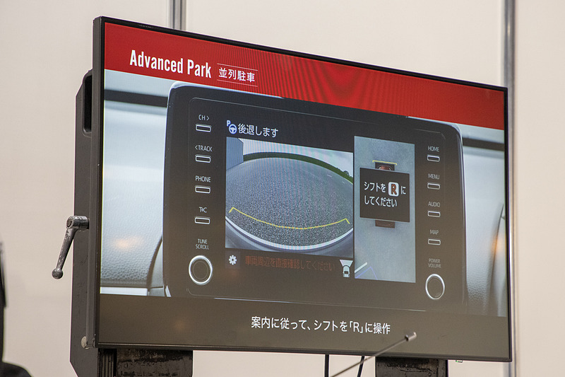 シフト操作だけをドライバーが行なう。シフトバイワイヤなしの車両でも広く搭載することを考えたシステムだ