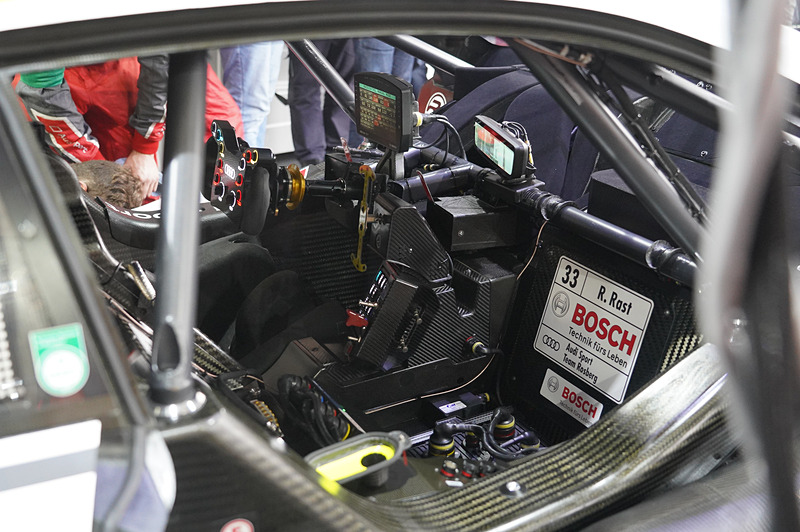 ピットスペースに置かれた車両だけに、レース中は見ることができないような部分も撮影できた